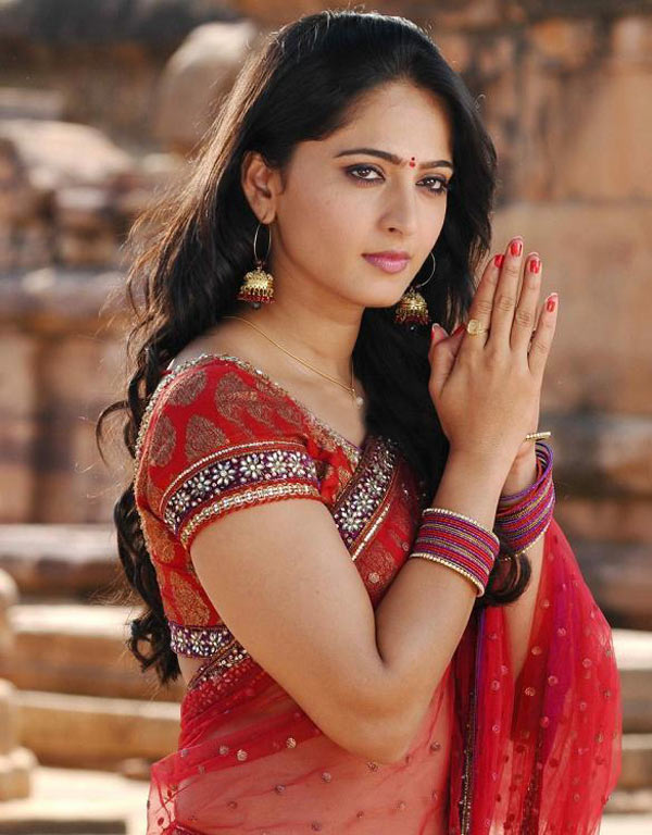 heroine anushka,anushka in rudrama devi,anushka in bahubli,anushka in size zero  ఆమె ఆశలన్నీ ఆ రెండు సినిమాలపైనే.!